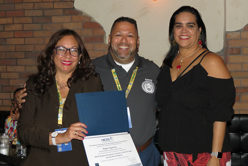 Ralph Figueroa recieving certificate at HETS conference.